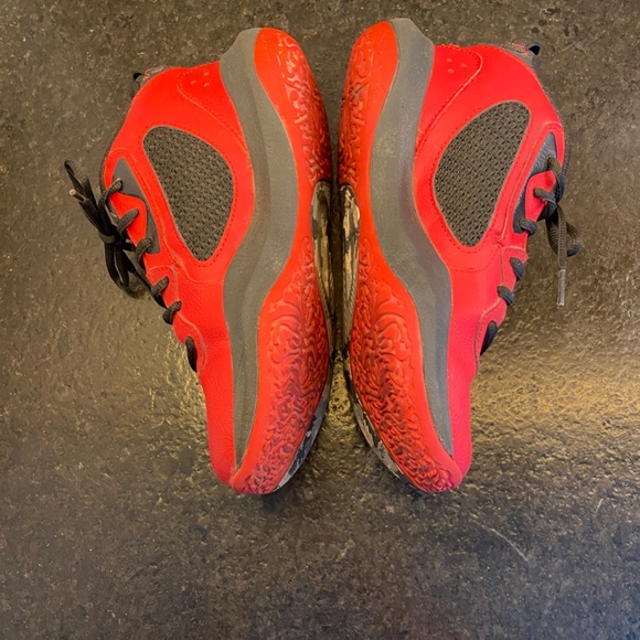 BOYS RED UNDER ARMOUR LOCKDOWN 6 BASKETBALL SHOES SIZE 5 YOUTH - Picture 3 of 6